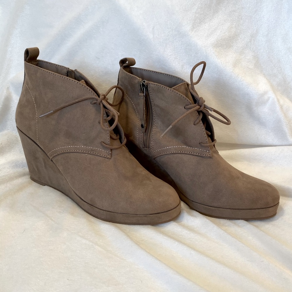 Tan half boot never worn